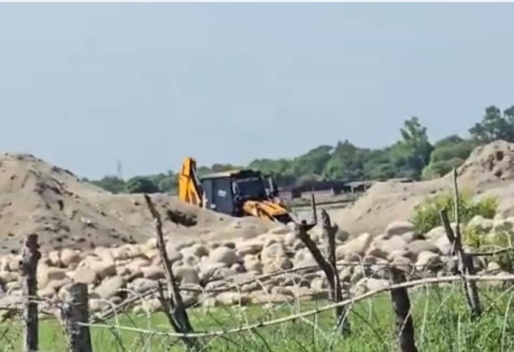 जम्मू में Illegal Mining पर Police का शिकंजा, Sandwan में JCB जब्त