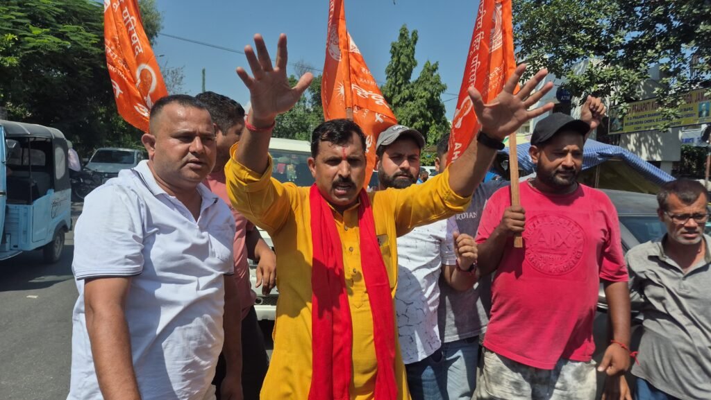 जम्मू में राष्ट्रीय बजरंग दल का प्रदर्शन, पाकिस्तान का झंडा जलाकर जताया विरोध