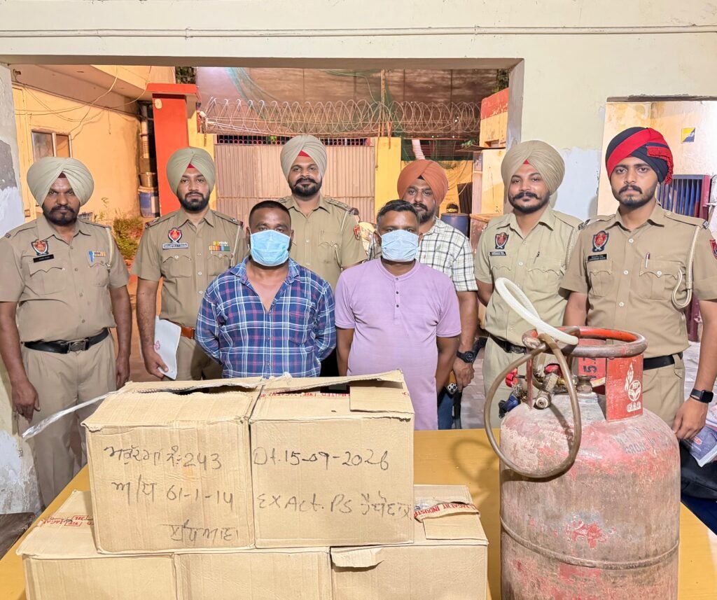 लुधियाना में अवैध गैस सिलेंडर और देसी शराब बेचने के आरोप में दो गिरफ्तार