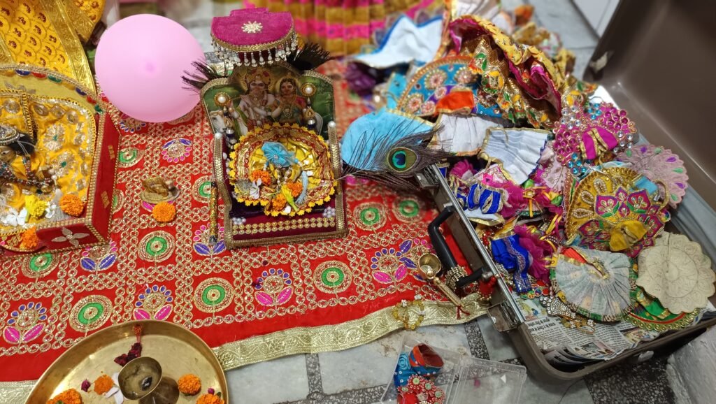 नकाबपोश युवक ने चांदी के गहने-बांसुरी चुराई, माता का बिस्तर जमीन पर फेंका; जाते समय एक्टिवा भी ले गया