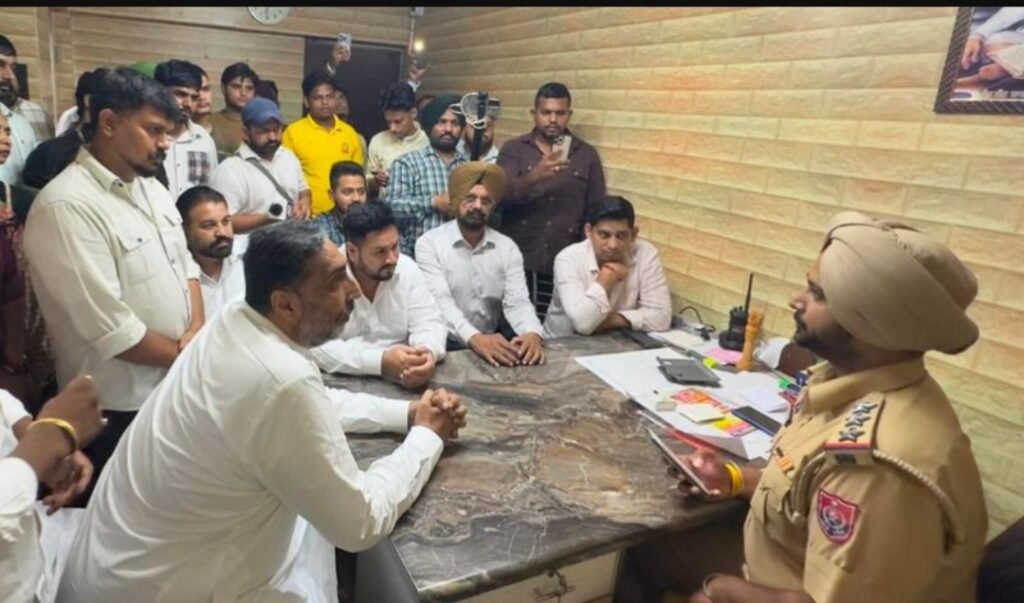 एसीपी कार्यालय का घेराव करने की दी धमकी