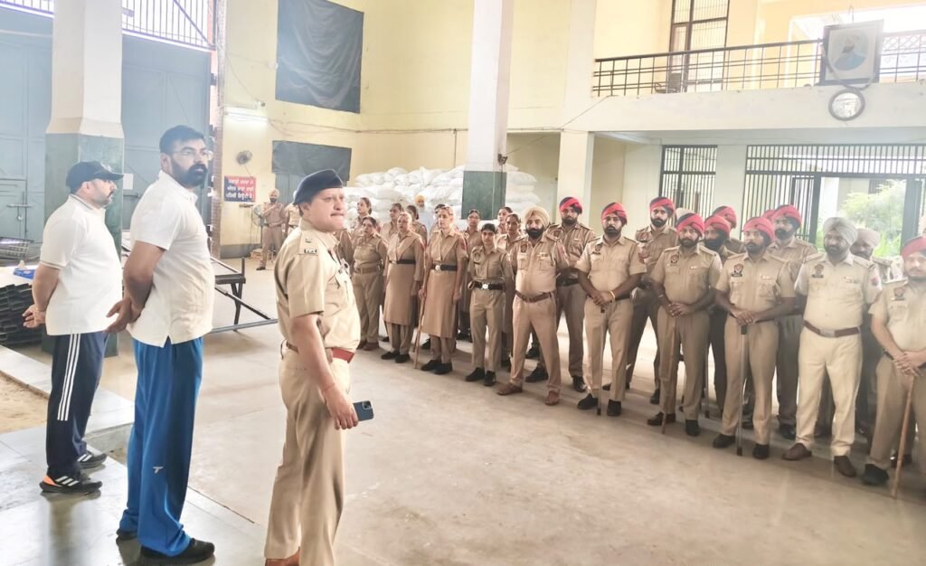 ਫਰੀਦਕੋਟ ਪੁਲਿਸ ਦੇ 100 ਦੇ ਕਰੀਬ ਪੁਲਿਸ ਮੁਲਾਜ਼ਮਾਂ ਵੱਲੋਂ ਕੇਦਰੀ ਮਾਡਰਨ ਜੇਲ੍ਹ ਦੀ ਕੀਤੀ ਗਈ ਅਚਨਚੇਤ ਚੈੱਕਿੰਗ,