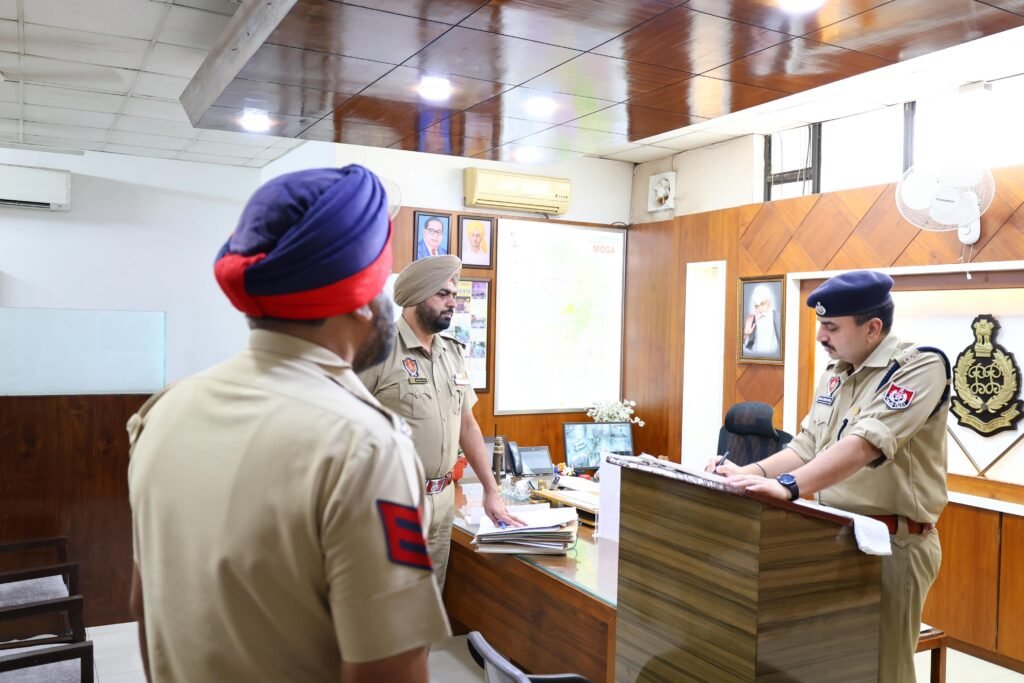 पुलिस मुलाजिमों की समस्याएं सुन एसएसपी चहल ने दिए समयबद्ध समाधान के निर्देश