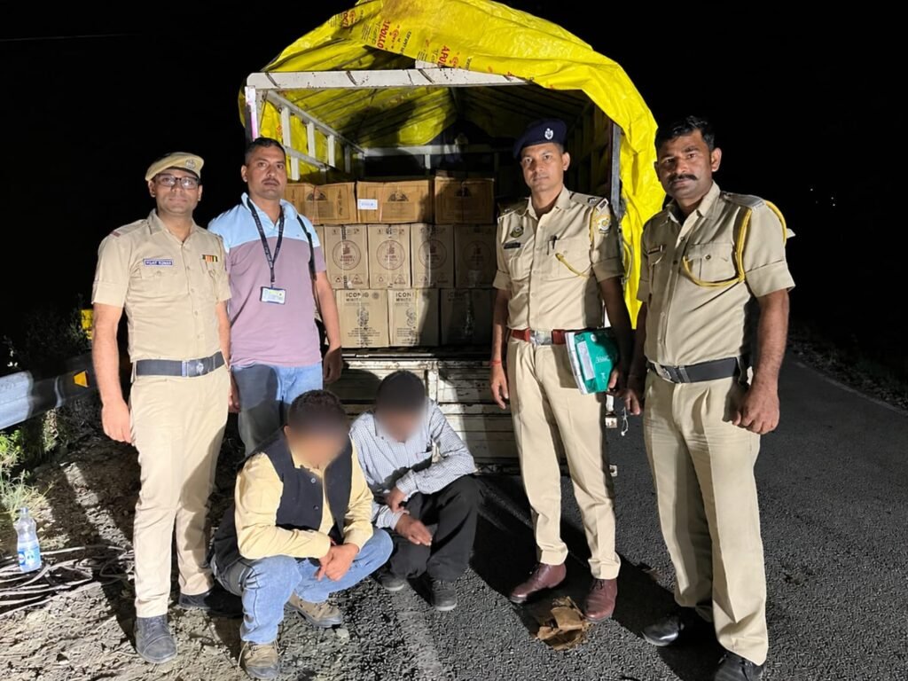 रामपुर के अउमरी मोड़ पर अवैध शराब की बड़ी खेप बरामद, दो आरोपी गिरफ्तार